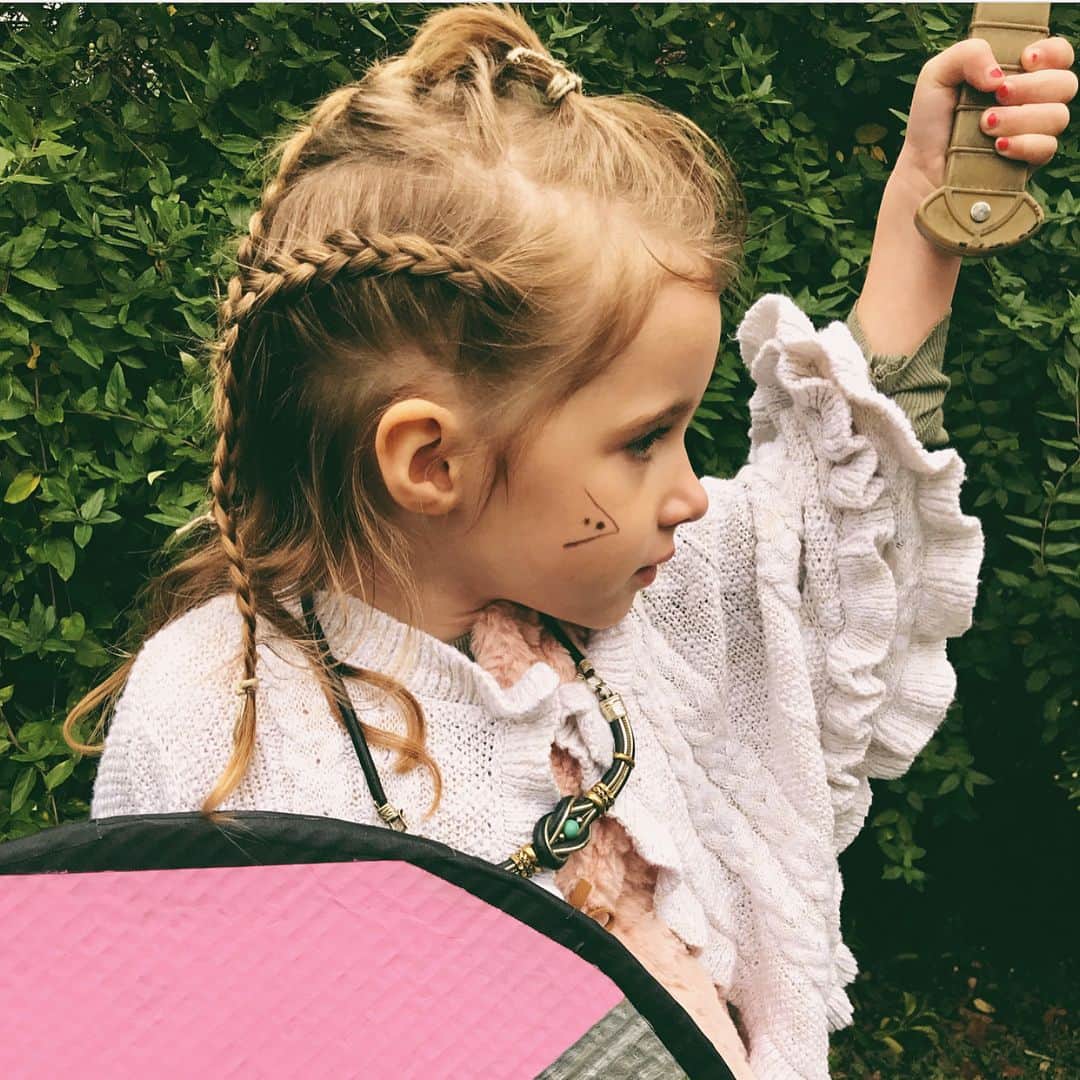 キャサリン・ウィニックのインスタグラム：「Get your mini #Lagertha on! Which little shield-maiden rocked it best? ⚔️ 🎃#Halloween #round2 #allkilledit」