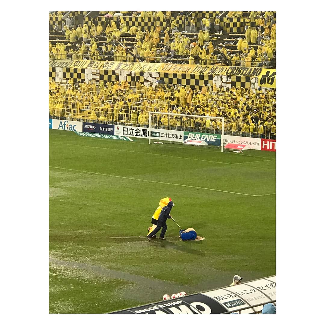 久冨慶子さんのインスタグラム写真 - (久冨慶子Instagram)「柏レイソル×川崎フロンターレの試合を取材してきました！ 悪天候によりピッチの状態が悪かったため予定時刻から30分程遅れての試合開始。 選手がボールを蹴る度に水しぶきが上がっていてなかなか前に進みませんでした。 雨の音も激しかったです。 サポーターの皆さん風邪ひかないように温かくしてください🍵 今夜のやべっちF.C.お楽しみに⚽️ ＊ ＊ #jリーグ #柏レイソル #川崎フロンターレ #テレビ朝日 #やべっちfc #久冨慶子 #アナウンサー #⚽️」10月29日 19時34分 - keiko0hisatomi