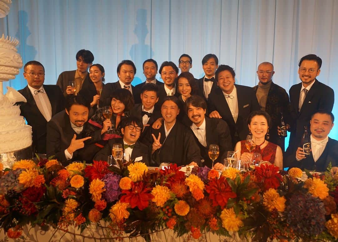 菊井亜希のインスタグラム：「タカオくん♡マユミちゃん 結婚おめでとうー！！💋 久々の友人に会えて嬉しかったなー☺️遠方から来てくださった皆様、ありがとうございます✨✨ 身内の結婚式なので、私は黒の留袖🙄なかなか着ることも少ないので、脱ぐ前にパチリ。。それにしても近年稀に見るバブリーな結婚式だったなー🙊💫💫笑  二次会以降、子供たちを寝かしつけて夜中3時から夫婦水入らずで合流、、笑 ちゃんとタカオくんが眠りにつくのを見届けましたよー！🙋 愛だね、愛💘  幸せになってね😊 #三嶋家 #お義父さんのスピーチに涙」