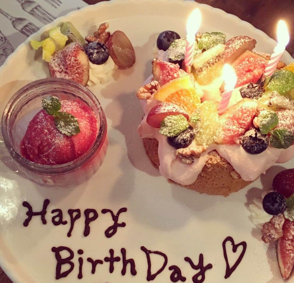 トワル ド リベルテさんのインスタグラム写真 - (トワル ド リベルテInstagram)「お誕生日のお祝いにプレートもご用意できます☺︎♡ toile de liberte ☎︎03-5708-5931  #toiledeliberte #yutenji #pancakes #祐天寺カフェ #東京カフェ #ケータリング#ホームパーティー #貸切 #トワルドリベルテ#誕生日 #バースデーケーキ#アンティーク#prince#クリスマスパーティー #クリスマス」10月29日 20時28分 - ha810_sweets