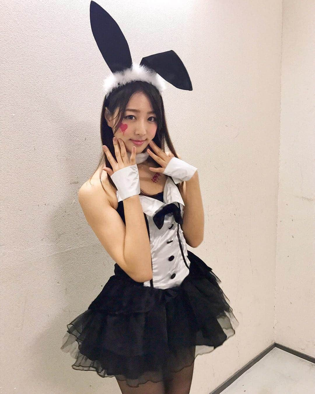 佐々木もよこさんのインスタグラム写真 - (佐々木もよこInstagram)「* * 今年は#ハロウィン をプライベートでやる* 予定がなかったので、毎週日曜日放送のラジオ* 『カメレオンパーティー』で* #バニーガール になりました🐰❤️✨* * * やっぱり1年に1度のお祭り気分になれる日なので😛* * お祭り気分の世間に乗っかりました☺️💓* * * インスタライブでもお話しましたが、* ハロウィン#コスプレ は大学生の時から* 毎年やっているので、今年は予定なかったけど、* やらないと後悔すると思って☺️☺️* うわ〜めっちゃどうでもいい話しちゃった〜☺️☺️* * * * ミスカメレオンの話だけどさ、* みんなも「シルベスタスタローン」さんのことって、* １回は「「スタ」二回もあるんだね…」って、* 思ったことあるよね？？🐰🍕🍕* * * 他に紹介した共感できるあるある〜は、* 「スピードラーニング聴いてみたいと思った」* あるよね〜〜！？🎃💕💕* * * * あとは、みんな気がついてないと思うけど、* 前髪を切って顔面を出すのは当たり前の世の中だけど* 前髪って切らなかったら360度髪の毛だからね❗️* * * これは我ながら本当#すごい発見 をしたと思ったよ🙈❗️❗️❗️* * * * 来週のミスカメレオンのコーナーも* また一生懸命考えてお届けするので、* 聴いてくださいませ😉🍕💖* * * #佐々木もよこ#バニー#コスプレ#ハロウィン#うさぎ#グラビア」10月29日 20時50分 - moyoko_atom