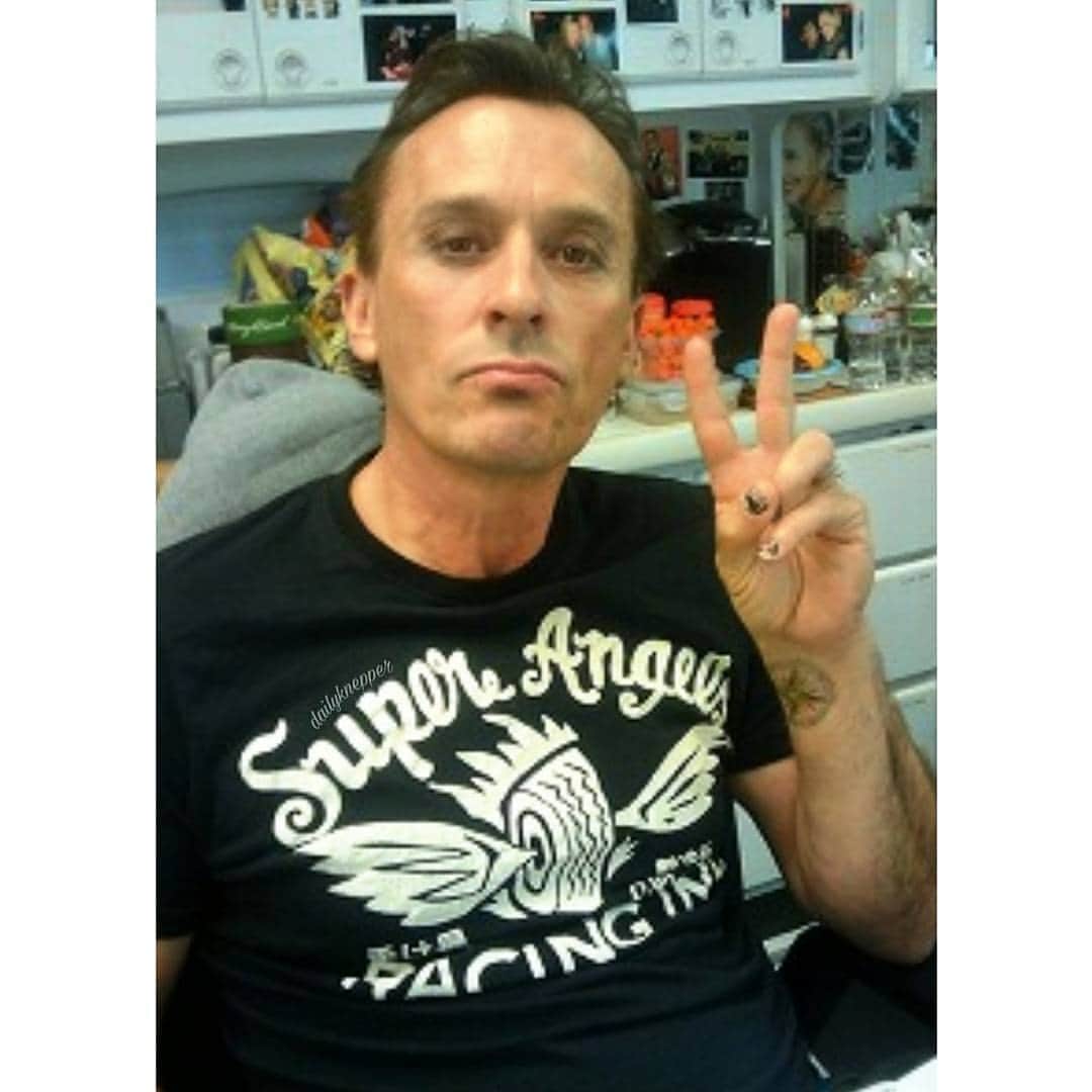 のインスタグラム：「"Thank you" and peace to all who put together such great pics, art, videos, jokes and all the other schtuff.  Much appreciated! - Robert ::::::: #Regrann  from @dailyknepper - #the_robert_knepper_official #samuelsunday #bts #heroes  #samuelsullivan」