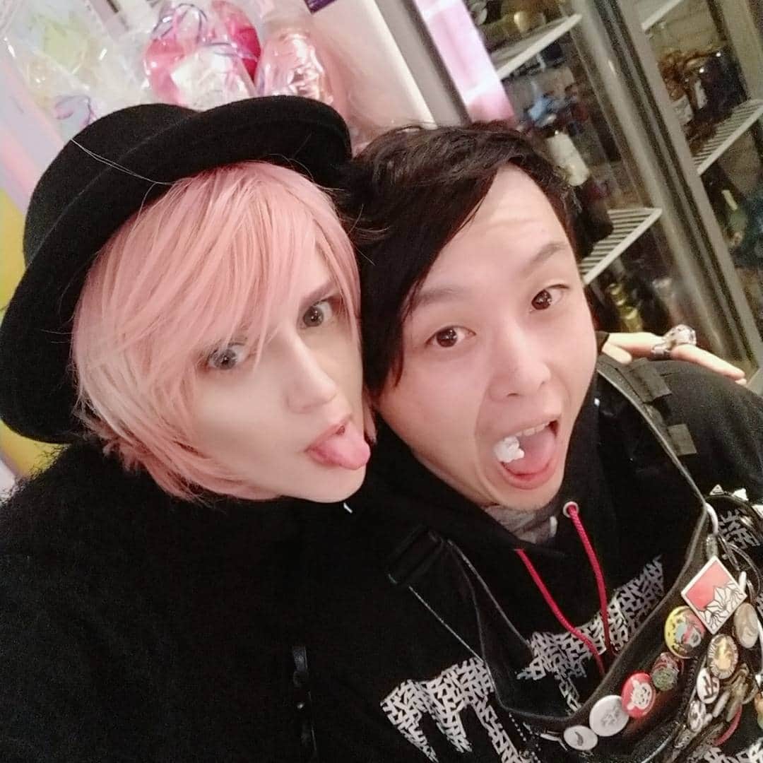 Gesha Petrovichさんのインスタグラム写真 - (Gesha PetrovichInstagram)「Fan meet memories and dinner with @satoshimachida .Im so happy all evening talk about berserk and things what mske people to live xD And thanks everyone for coming to fanmeet i was surprised see so many people.Thanks for @infinite_story and @shimizutofi  for help . Reccommend Sugoi.Kawaii cafe on Akihabara!! JUST ALIVE TODAY!!! #Tokyo #Fanmeet #travels」10月30日 2時15分 - petrovichgesha