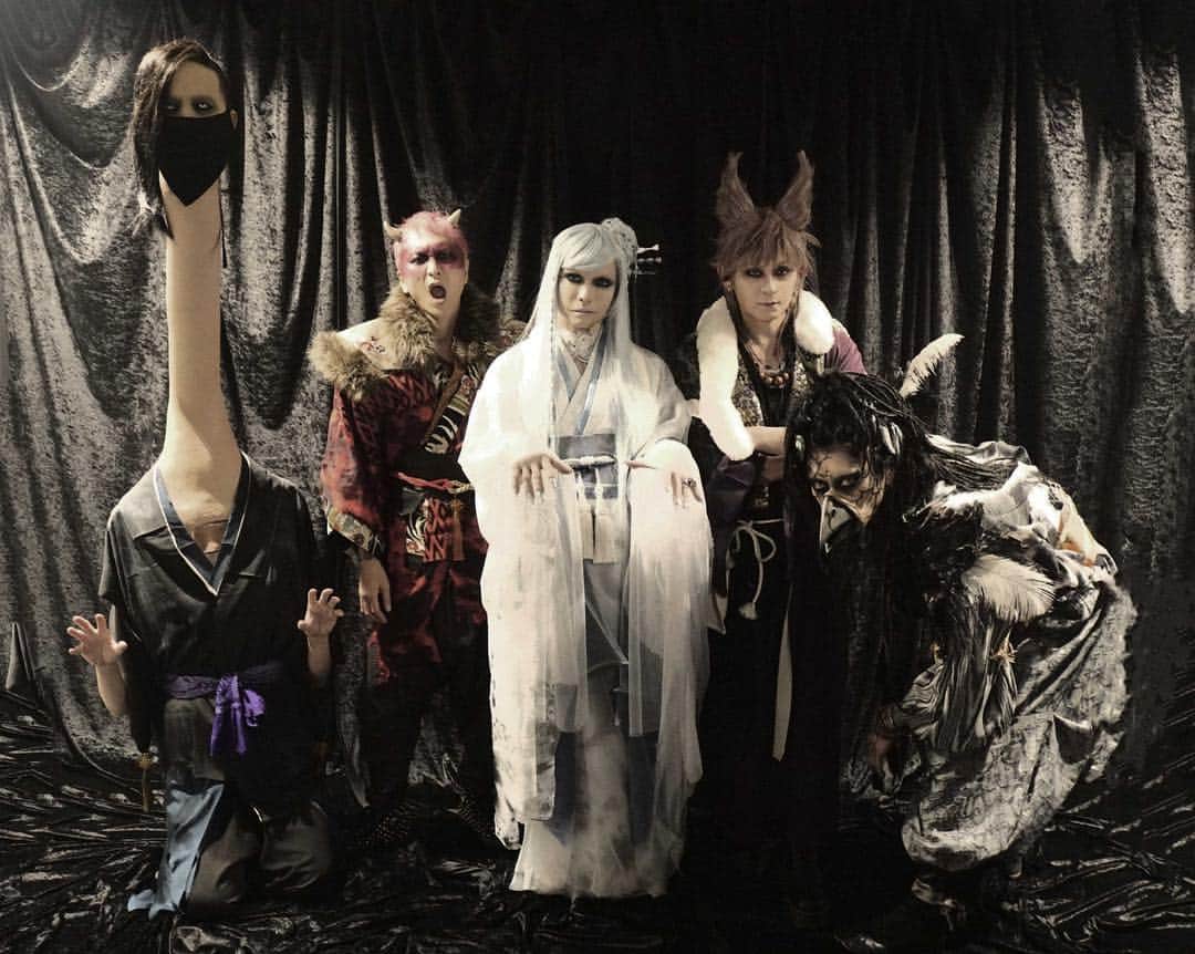 VAMPSのインスタグラム：「Day 3 of HALLOWEEN PARTY 2017 is over! This year for the final show dressed as Japanese monsters we concluded the 3 days of Halloween! . HALLOWEEN PARTY 2017 3日目終了! 本日は日本の妖怪達👹 今年も力作揃いの3日間でした! #vamps #ハロパ2017 #halloweenparty」