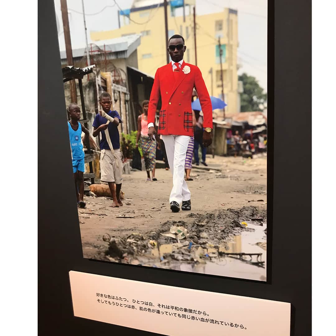 芳賀愛華さんのインスタグラム写真 - (芳賀愛華Instagram)「SAPEUR写真展📷💕 世界最貧国といわれるコンゴ共和国で高級ブランドを着る世界一お洒落な人たち🕴🏽 武器を捨てエレガントに生きる。 人生で一番大切なのは愛、そして自由。 平和を愛してる彼らの生き方に心打たれました😌💓 大丸札幌で今日までです☺️行ける方はぜひ☺️💕 #SAPEUR#SAPE#原則3色以内#エレガントな紳士#服だけじゃなく目線歩き方全ての動きに神経を使う#パイプはアクセサリー#ファッションは自分らしさを表現する最大の武器#やっぱりファッションが好き#大好き#大丸札幌」10月30日 11時15分 - aika_haga