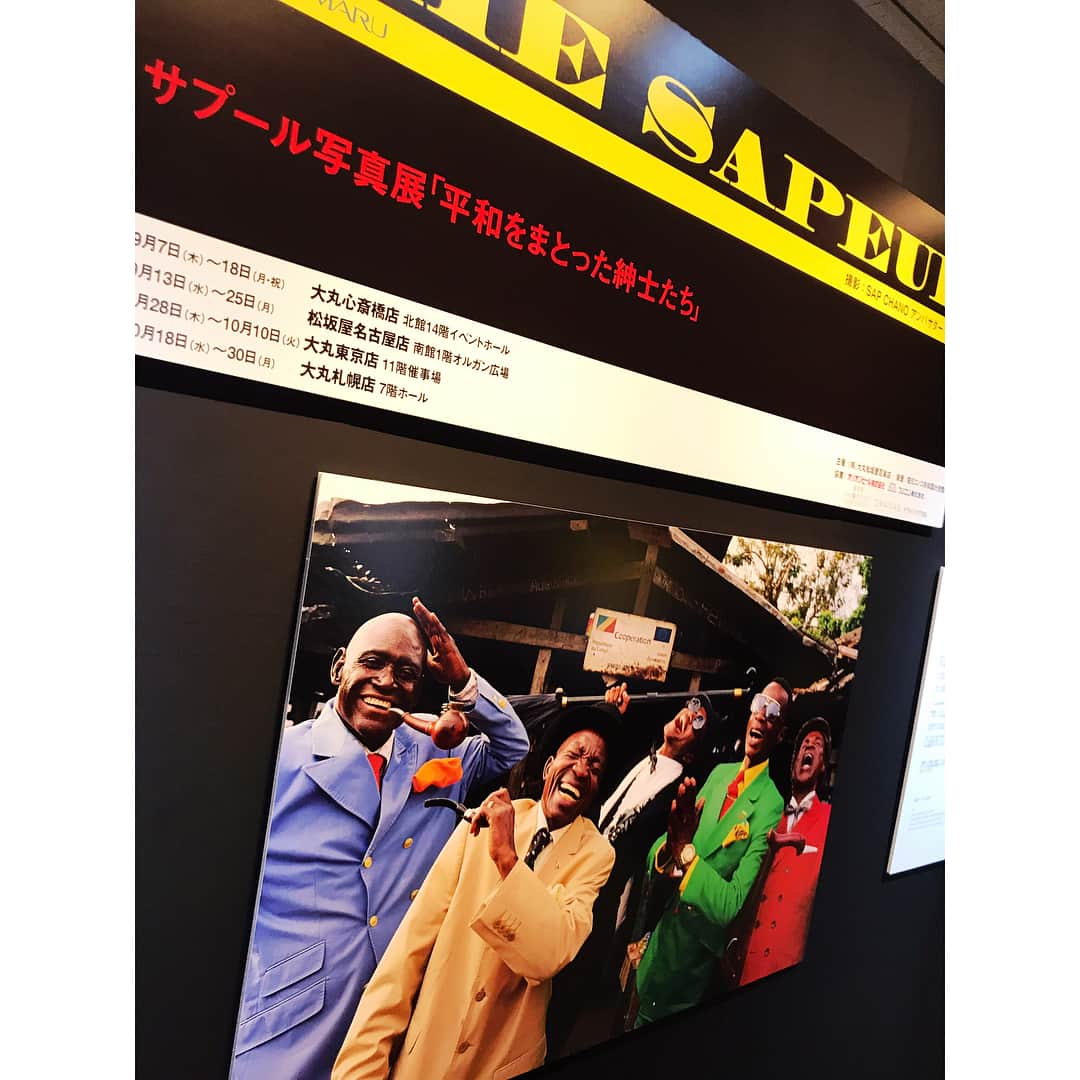 芳賀愛華さんのインスタグラム写真 - (芳賀愛華Instagram)「SAPEUR写真展📷💕 世界最貧国といわれるコンゴ共和国で高級ブランドを着る世界一お洒落な人たち🕴🏽 武器を捨てエレガントに生きる。 人生で一番大切なのは愛、そして自由。 平和を愛してる彼らの生き方に心打たれました😌💓 大丸札幌で今日までです☺️行ける方はぜひ☺️💕 #SAPEUR#SAPE#原則3色以内#エレガントな紳士#服だけじゃなく目線歩き方全ての動きに神経を使う#パイプはアクセサリー#ファッションは自分らしさを表現する最大の武器#やっぱりファッションが好き#大好き#大丸札幌」10月30日 11時15分 - aika_haga