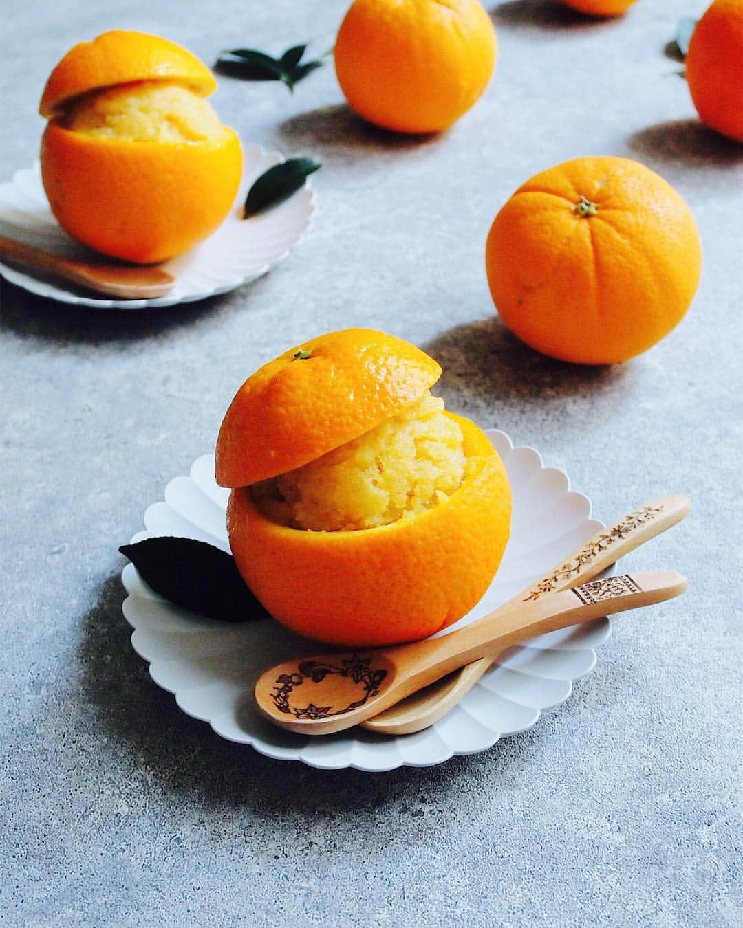 r i n aのインスタグラム：「Miss these orange sorbets already. So long, one summer day. . . とある夏の日のオレンジシャーベット。帽子をかぶってるみたいで可愛いやつ。オーストラリアのオレンジは大きくてジューシーだったなぁ。 . . ミカちゃん @mican217 からいただいた手作りの可愛いスプーンと一緒に♡ . . @nowinseason_jp  #nowinseason  #nowinseasonaustralia」