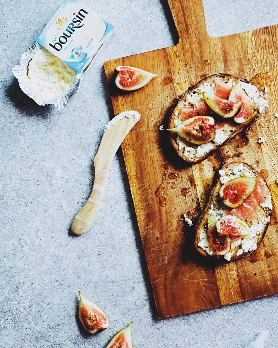 r i n aさんのインスタグラム写真 - (r i n aInstagram)「Fresh figs and prosciutto open faced sandwich. What made them so perfect? It is absolutely fresh and creamy "Boursin" from @boursin_jp . . . イチジクと生ハムのオープンサンドイッチ。秋と言えば好きな組み合わせのひとつ。今回はそれにブルサンのプレーンもたっぷりのせて贅沢にいただきました。 ブルサンのチーズは初めて食べたのですがこれがめちゃくちゃ美味しい！さっぱりと軽い口あたりなのにとてもクリーミーで濃厚♡いつも冷蔵庫に常備したいひとつになりました。 . . 商品をご提供いただいたベルジャポン様、ありがとうございました😊 . . #アンビリーバブルサン #ブルサン #ハロウィン #オープンサンド #朝ごぱん #PR」10月30日 22時57分 - ___pinor