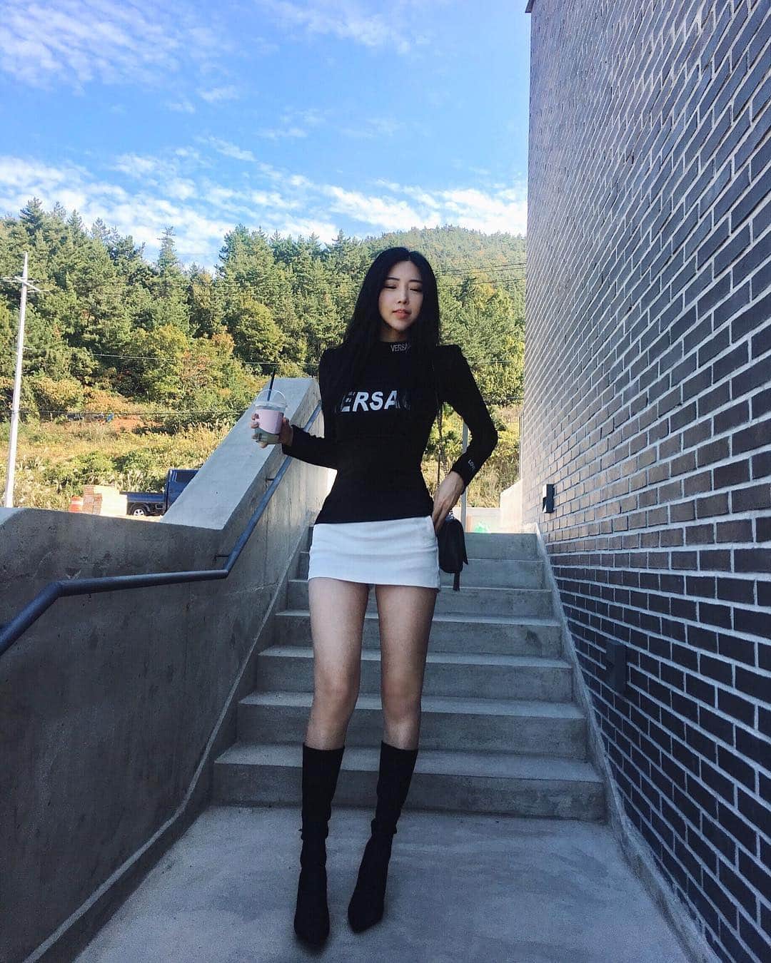 Choi Somiさんのインスタグラム写真 - (Choi SomiInstagram)「커피를 좋아하지만 의식적으로 차 종류를 마시려고 노력은 하는데.. 커피가 제일 맛있는 걸☕️ #소미언니」10月30日 21時35分 - cxxsomi