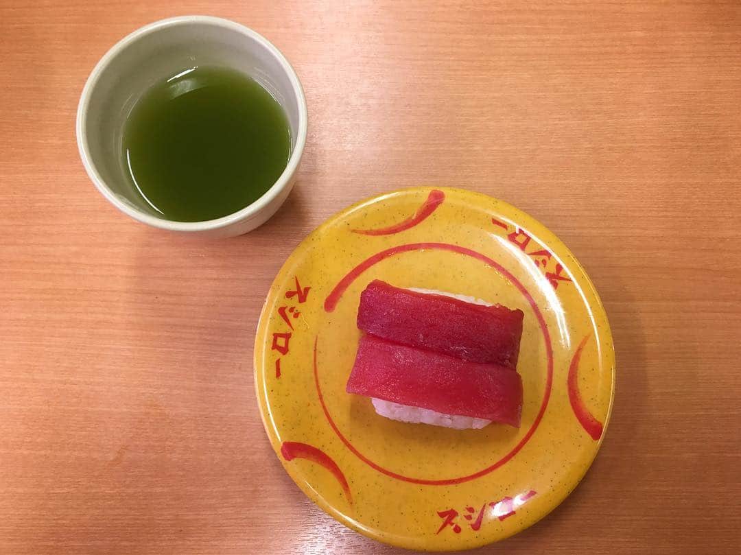 Шамов Дмитрийさんのインスタグラム写真 - (Шамов ДмитрийInstagram)「Суши с тунцом в スシロー (sushiro). Зеленый чай бесплатный, а одна такая тарелочка стоит 108 йен (55р). Ресторан представляет собой 回転寿司 (kaiten zushi), в котором тарелочки с суши едут по специальной ленте. Если будете в Японии, то советую, так как дешево и вкусно. Таких ресторанов есть несколько сетей.  Я как-то делал подробное видео: https://youtu.be/8-DLXuMqdNQ  #japan #tokyo #sushi #restaurant #japanesefood #travel #traveling #trip #travelgram #япония #токио #суши #японскаякухня #путешествие #日本 #東京 #旅行 #寿司 #スシロー」10月30日 22時24分 - shamovdmitry
