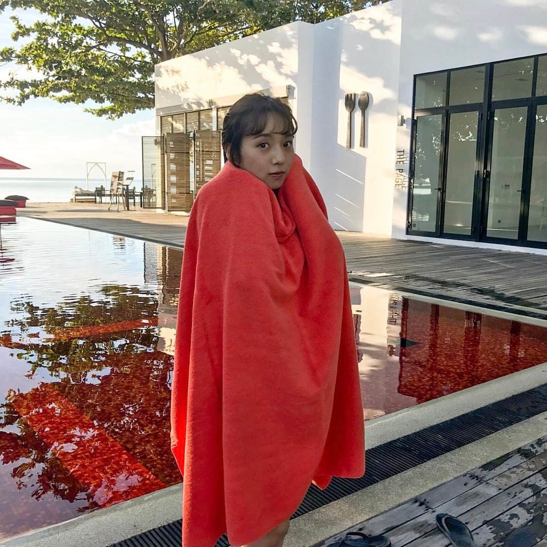 のインスタグラム：「まいちゅん写真集の旅(17) 赤いプールで幻想的な水着撮影を終えて、プールからあがってきたまいちゅん。髪の毛も濡らして、水中撮影にも挑戦していますのでお楽しみに^_^ #乃木坂  #新内眞衣  #タイ  #サムイ  #オールナイトニッポン０」