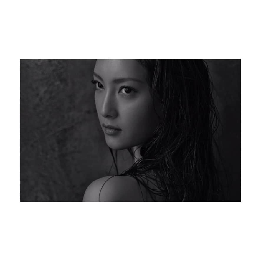 菜々緒さんのインスタグラム写真 - (菜々緒Instagram)「あ、そういえば29歳になりました。ジムを週2に、ベストジーニスト殿堂入り、余裕のある大人になる、のが目標です。応援してくださる皆様いつもありがとうございます！」10月30日 15時51分 - nanao_official