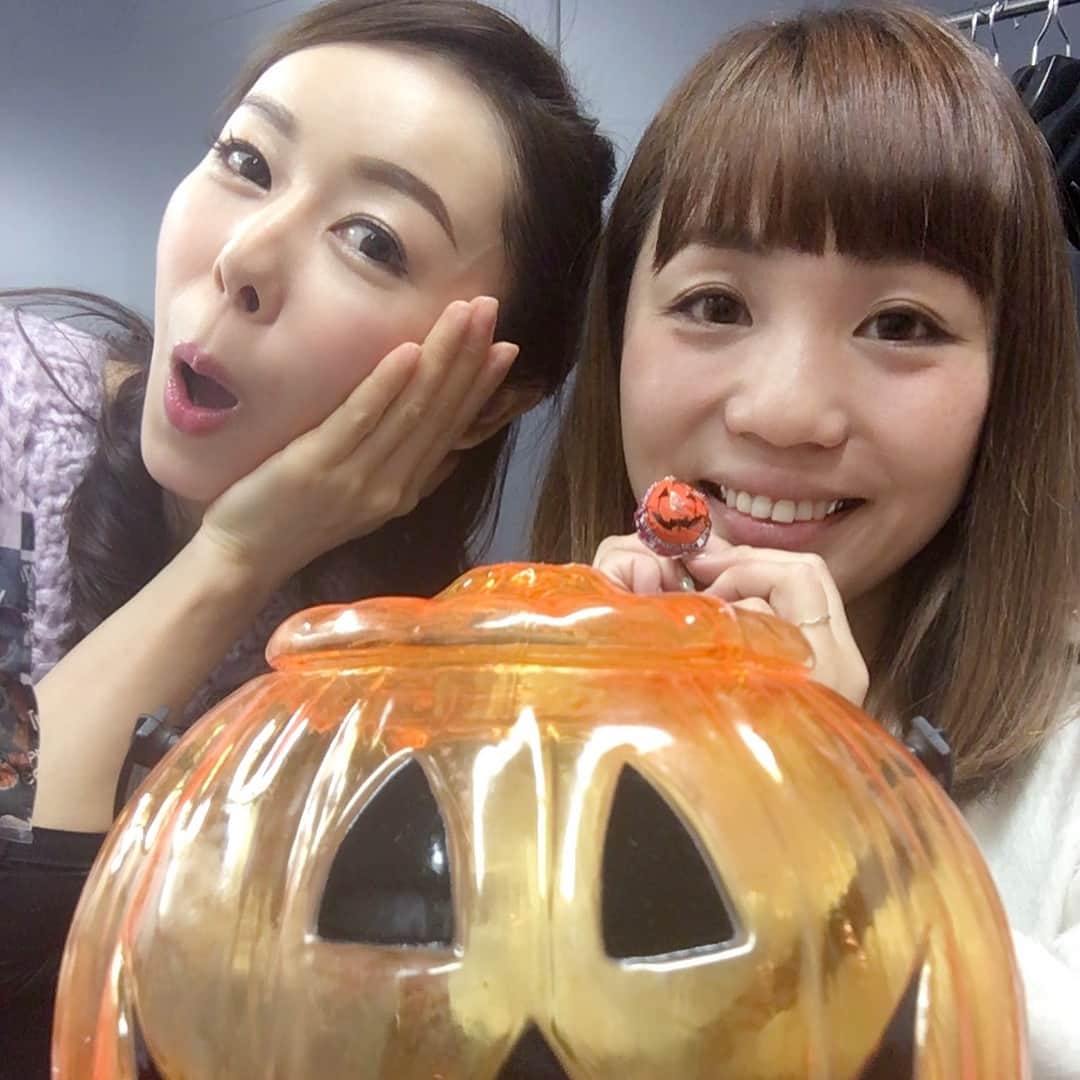 宮崎宣子さんのインスタグラム写真 - (宮崎宣子Instagram)「ハッピーハロウィン🎃👻🎃👻 スタイリスト加藤ちゃん‼️ 整形疑惑が勃発😆 皆んなに顔変わったって言われているそう💕 確かにすんごくすんごく可愛くなり、 どんどん可愛くなるのが止まらない… 恋か？整形か？笑  #スタイリスト #加藤ちゃん #すごく可愛くなった #顔が変わったってみんなに言われる #らしい #彼の影響力 #すごい #整形疑惑まででるほど #恋の力は偉大  #私も恋がしたい #綺麗になるかな #本当に可愛くなっていく #加藤ちゃんを見てしまったから #羨ましい #宮﨑宣子 #ハロウィン #仕事の合間 #お菓子もハロウィン #皆んな仮装するのかな」10月30日 16時18分 - miyazaki_nobuko