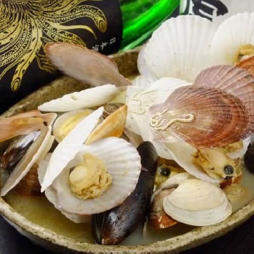 渋谷東急本店前ひもの屋のインスタグラム：「ブログ更新しました！ 貝のだしを思いっきり味わえる！ ｜渋谷東急本店前ひもの屋 「こんにちは、渋谷東急本店前ひもの屋です。 最近は夜になるとぐっと冷え込む日もあり、冬に少しずつ近づいてきている、と思うことが増えてきましたね。寒い夜は酒の肴も熱々のものを選びたくなるものです。 熱々で魚介の出汁のきいた肴、といえばおすすめしたいのは「漁師の貝風呂」です。貝の出汁のうまみをたっぷり味わうことができ、汁まで飲み干してしまうほどのおいしさです。 貝風呂！？のネーミングが食欲をそそります 漁師の貝風呂  690円 貝風呂なんてどんな料理なの、とワクワクしていただいて、さらに実物を見て楽しんでいただけるのではないでしょうか。ホタテの稚貝、アサリ、カラス貝などなど様々な種類の貝が、まるで大きな風呂にでも入っているような見た目の皿が運ばれてまいります。 ....」 当店へのご来店お待ちしております。 ▼詳しくはこちら▼ https://goo.gl/wwGFEB 電話番号　050-7302-3161 #渋谷 #渋谷東急本店前ひもの屋 #日本酒 #宴会 #歓送迎会 #ひもの #和食」