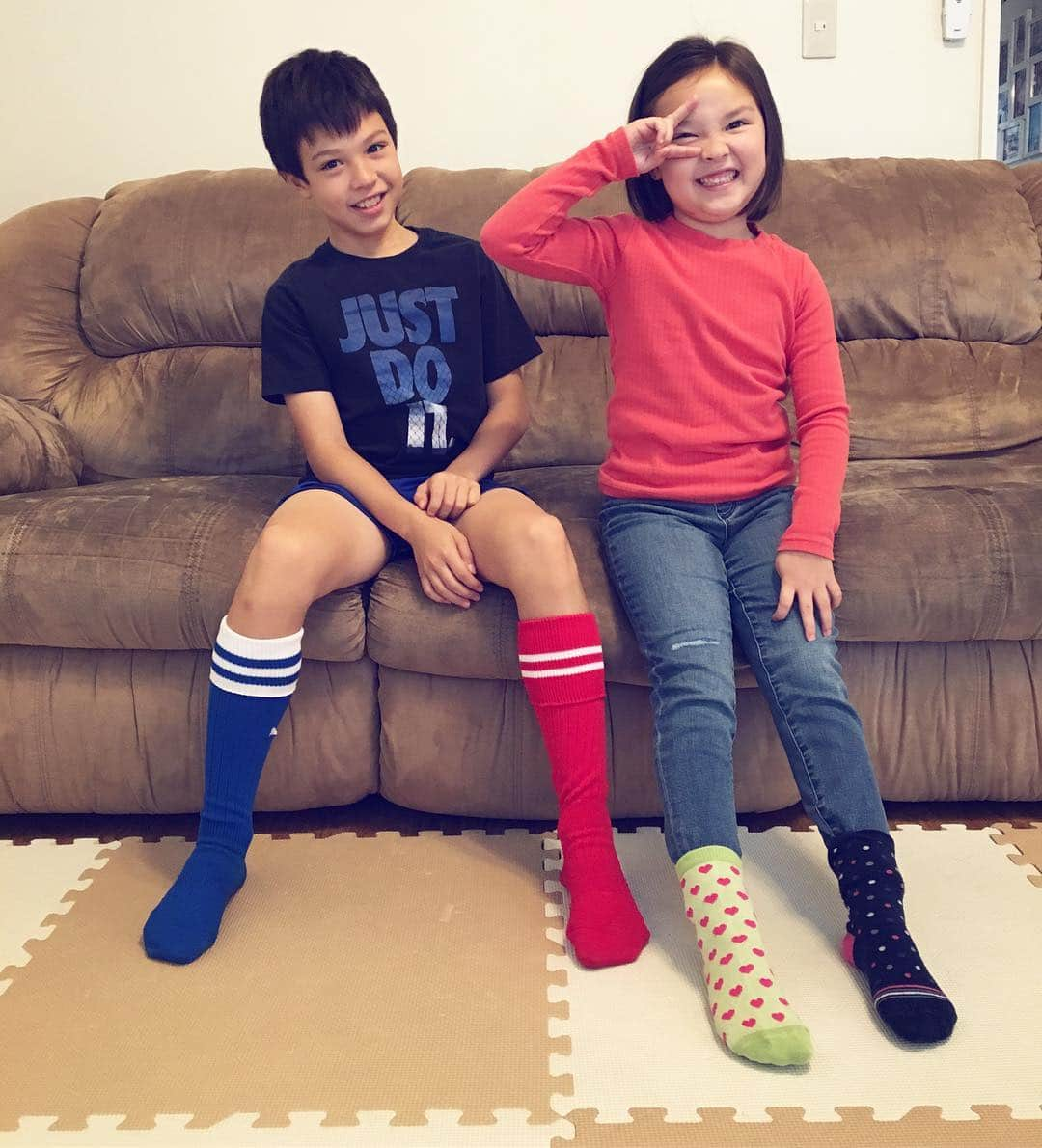 バイリンガル3兄妹さんのインスタグラム写真 - (バイリンガル3兄妹Instagram)「・ #crazysockday ・ 今日は変な靴下を履いて学校に行く日。 ・ 変な靴下とか持ってないから左右バラバラで✌️ ・ #空雅 #小4男子 #気付いちゃった？ #半袖短パン  #体感アメリカ人  #パーカーは着ていくよ ・ #えまち #6歳 #親バカ部 #バイリンガル3兄妹 #兄妹」10月31日 7時45分 - yucgram