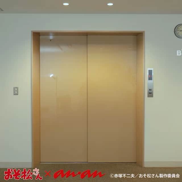 のインスタグラム：「おそ松さん６つ子グラビア（anan10月11日発売号掲載）の撮影風景を動画でお届けするシリーズ第３弾、anan webで公開中！今回は撮影前のリラックスショットです。そして、11月15日発売のおそ松さん表紙号（浅野直之さん描き下ろし！）も鋭意製作中。お楽しみに！　http://ananweb.jp #anan #anan_mag #おそ松さん #浅野直之」