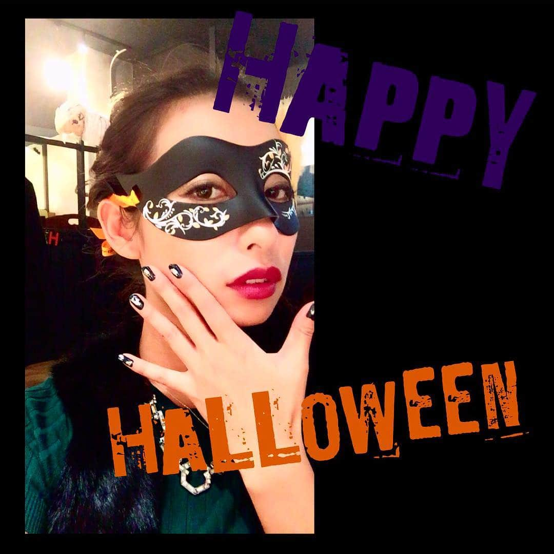 エマ中岡優姫さんのインスタグラム写真 - (エマ中岡優姫Instagram)「〜Halloween〜 オイスターバーに行ってきた！仮面をくれたよ👻 ネイルを上手くできたけん写真撮ろうと思ったらいろいろアイテムを店員さんが持ってきてくれたよ♬頭の上にも可愛い子を乗っけてますw 店員さん優しかったな〜✨ 当たり前のことなんだけど料理が来た時に「ありがとうございます」と無意識に行ったら「どういたしまして☺️！」と言われて少しびっくりしました‼️日本人って「どういたして」って言う人少なくない？ なんだかとてもほっこりしたよ☺️💓 #halloween #ハロウィン #仮面 #オイスターバー #オイスタグラム #ostrea #オストレア #生牡蠣最高 #幸せ #ありがとう #どういたしまして」10月31日 0時52分 - emma__yun