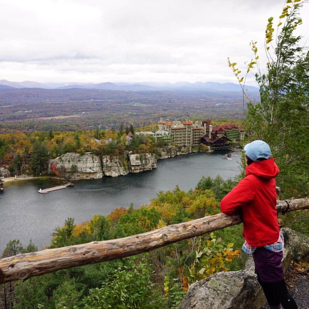 久保田智子のインスタグラム：「束の間の休憩。#mohonkmountainhouse #mohonkpreserve #autuminnewyork」
