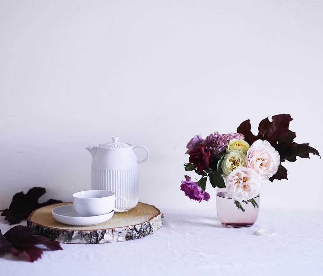 増田由希子さんのインスタグラム写真 - (増田由希子Instagram)「An Autumn tea🍁 I'm SO in love with my new burgundy-colored glass vase, beautiful teapot&cup from @lyngbyporcelain 🍂 So sorry for repost... #lyngby #lyngbyporcelain #rose #roses #autumn #teatime 🍁 デンマークのリュンビューポーセリン @lyngbyporcelain  から日常使いには勿体無いくらい素敵なティーセットと美しいガラス花器が送られてきました。ガラスはバーガンディカラー。写真よりもシックで落ち着いてみえます。 昨年から日本のセレクトショップでもお取扱いが始まったようです。 🍁 再投稿お許し下さい🙏誤って写真を削除してしまいました。」10月31日 5時09分 - nonihana_