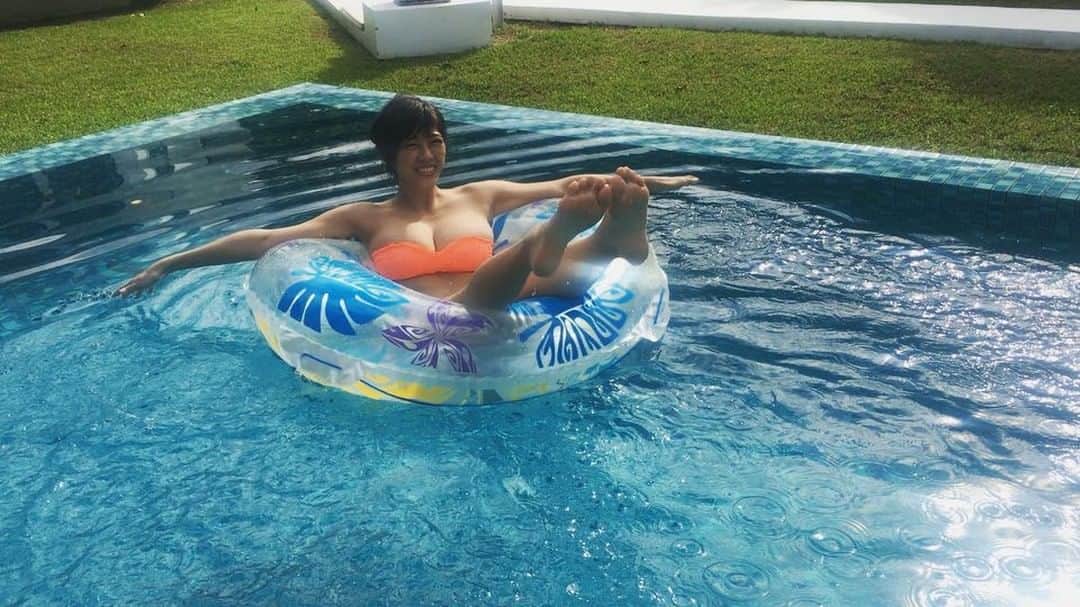 わちみなみのインスタグラム：「おはよ〜(*^▽^*)💓 . 発売中のヤンマガの撮影風景✌🏽浮き輪沢山あって楽しかったよ！ユニコーンとかもいたの🦄 .  オレンジの水着が続いてますね🍊 . 夜はクールわちちにしようかな💄笑 . オフショットだと元気になりがちです🐤 . #ヤンマガ #ヤングマガジン #わちみなみ #プール #石垣島 #オレンジ #わちち選挙 #二度寝しようかな #寝坊がこわいなあ」