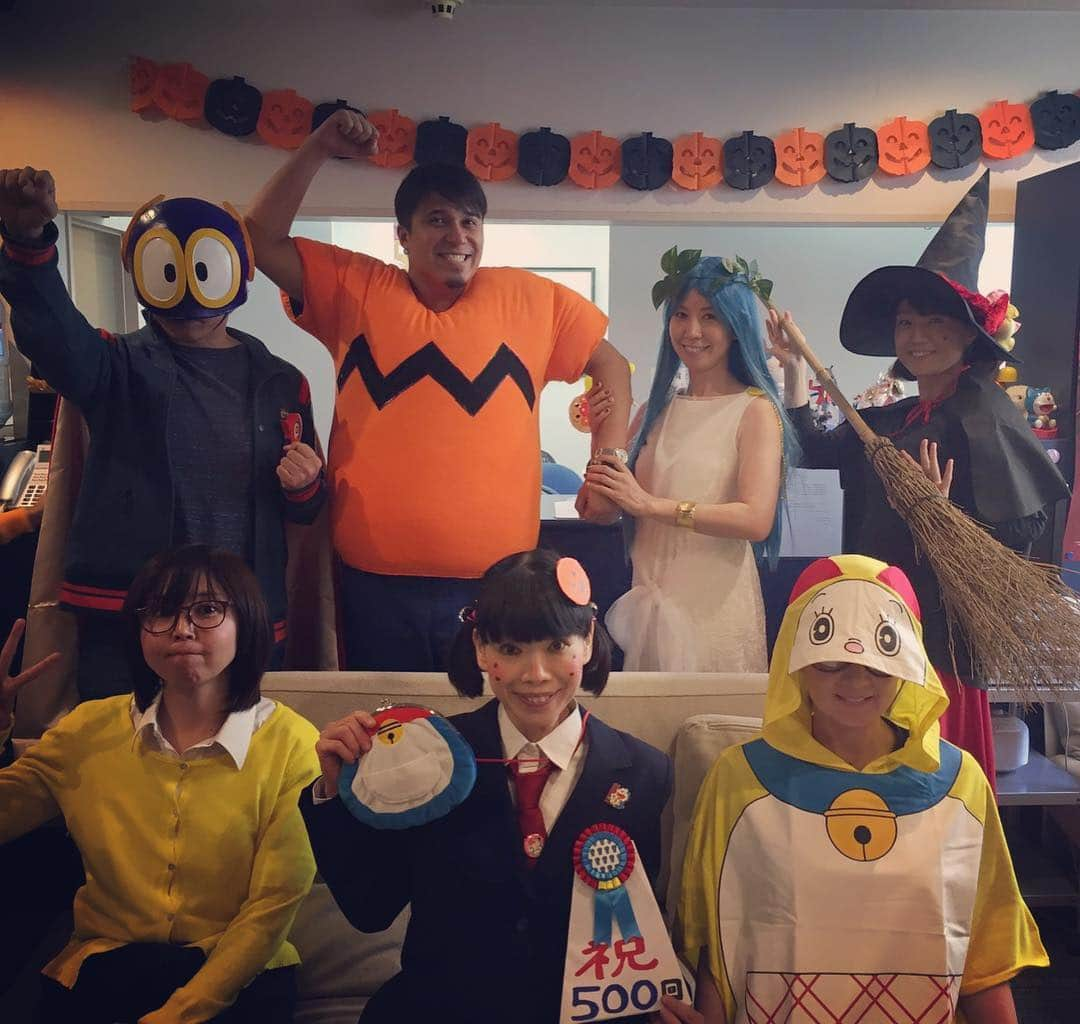 千秋さんのインスタグラム写真 - (千秋Instagram)「Happy Halloween🎃 ドラえもんファミリーバージョン💙 第500回収録、おめでとうございます🎉そして、ありがとうございます❤️ これからもドラえもんファミリー、みんなで仲良く頑張ります✨ #ドラえもん #水田わさび #のび太 #大原めぐみ #しずか #かかずゆみ #スネ夫 #関智一 #ジャイアン #木村昴 #のび太のママ #三石琴乃 #ドラミ #千秋  関さんのパーマン、本当に誰かわからなかった。関さんじゃないかもしれない。 #パーマン #千秋ゲーム」10月31日 16時44分 - chiaki77777