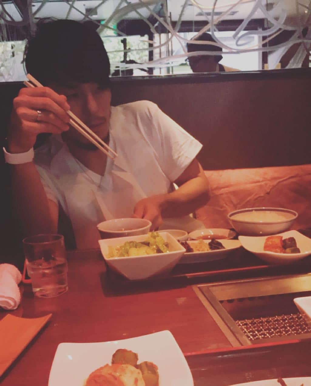 佐藤優平のインスタグラム：「Jと食事。  #藤本淳吾 #ガンバ大阪 #前十字靭帯 #リハビリ中 #優男 #誘えばすぐ来る #言葉づかいをすぐ注意してくる。笑 #NEWタトゥーを見て２人とも爆笑 #そして握手。 #納得のいくタトゥー。 #タトゥーは深いね。笑」