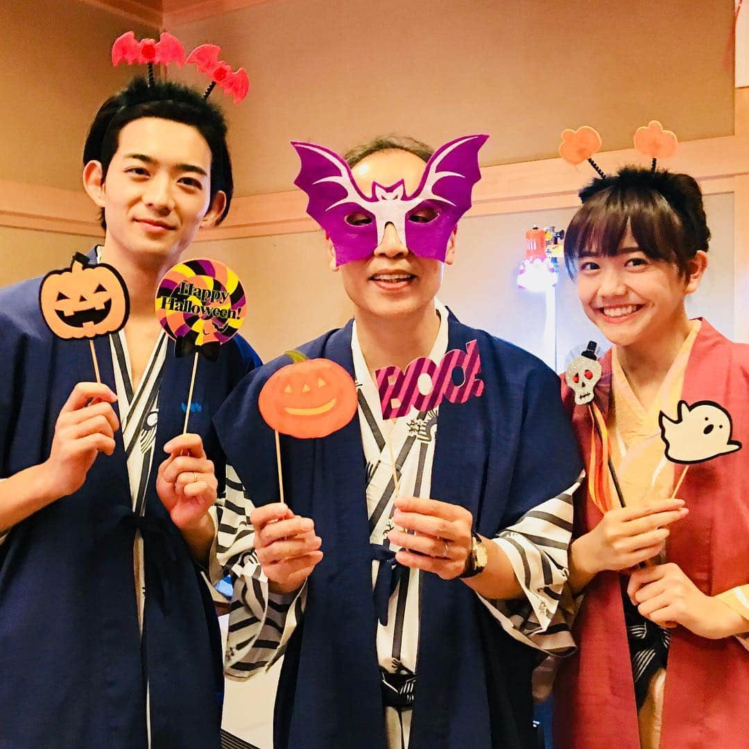 テレビ朝日「オトナ高校」さんのインスタグラム写真 - (テレビ朝日「オトナ高校」Instagram)「. ハッピーハロウィーーーン💗💗💗 ボスと妖精たち✌️ . #オトナ高校 #やらみそ #テレビ朝日 #竜星涼 #松井愛莉 #正名僕蔵 #🍒#旅館シーンの撮影終わり #先生たちに #ハッピーハロウィン #してもらいました✌️ #コウモリメガネで本気の持田先生 #双子コーデのペガさくコンビ  #これまた帰る直前のお願いショット #いつも本当に #ありがたみ🙏 #ハロウィン #ハロウィン仮装 #仮装 #halloween #happyhalloween #trickortreat #🎃 #👻」10月31日 11時21分 - otona_koukou