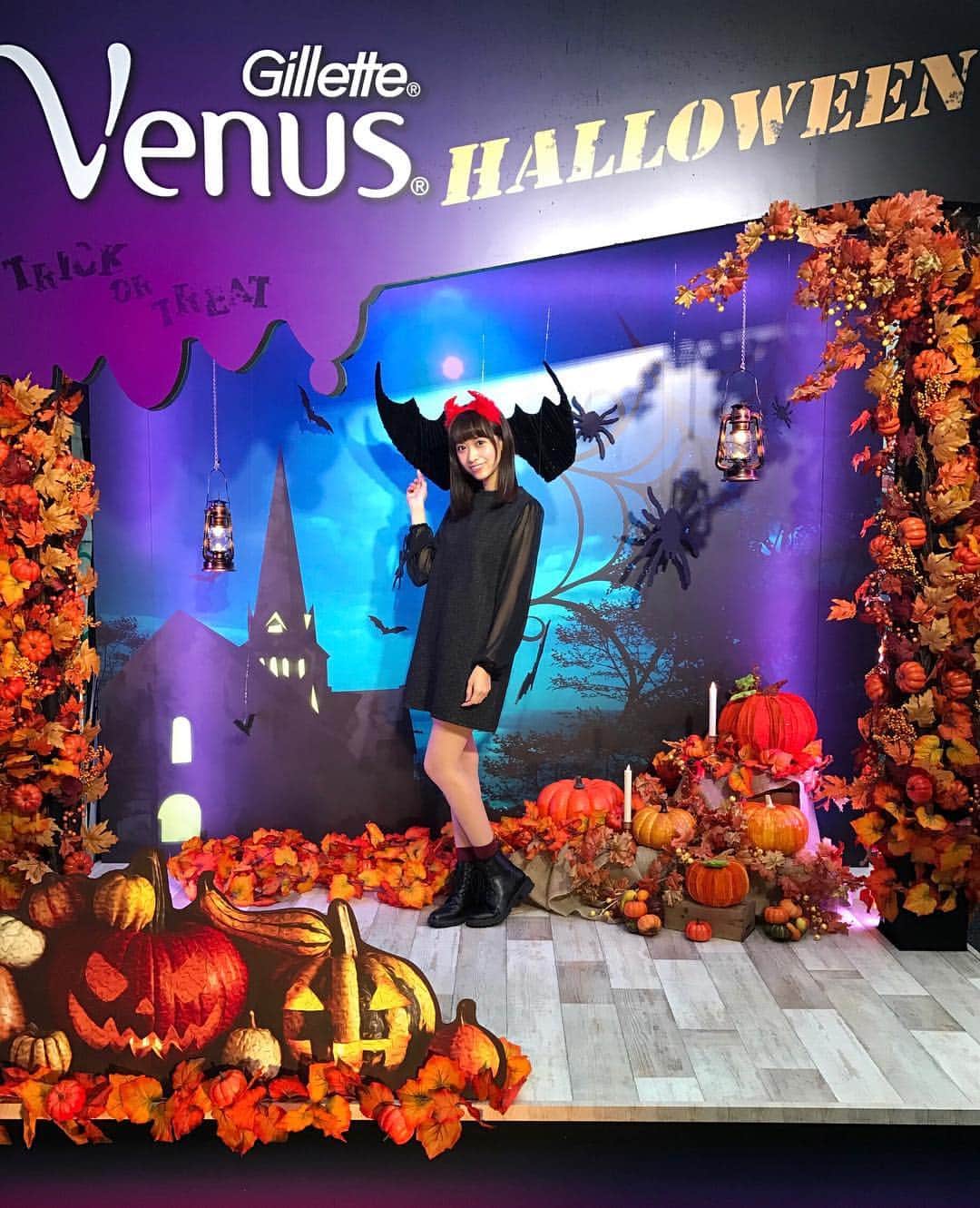 竹田愛のインスタグラム：「🎃Happy Halloween👻  この間ジレットヴィーナスさんのハロウィン🎃フォトブースに行ってきたよ🎶 ジレットでしっかりケアしてるから、つるつるすべすべ☺️✨ ハワイチケットが当たるキャンペーンもまだまだやってるから、チェックしてねっ😘✌️🏻 https://www.myrepi.com/tag/VenusSmoothHalloween  #PR #ジレットヴィーナス #シブハロ #ハロウィン #halloween #デビルのカチューシャ #めっちゃ久々に私服でミニ丈着たw」