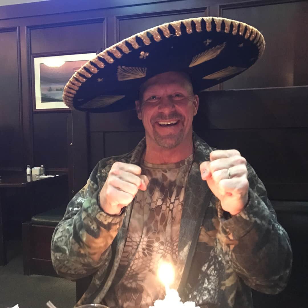 ストーン・コールド・スティーブ・オースチンのインスタグラム：「The old "it's his birthday" rib at Los Compadres Restaurant in Sparks, NV. Well played @nevadahuntingservices.  #expectareceipt」