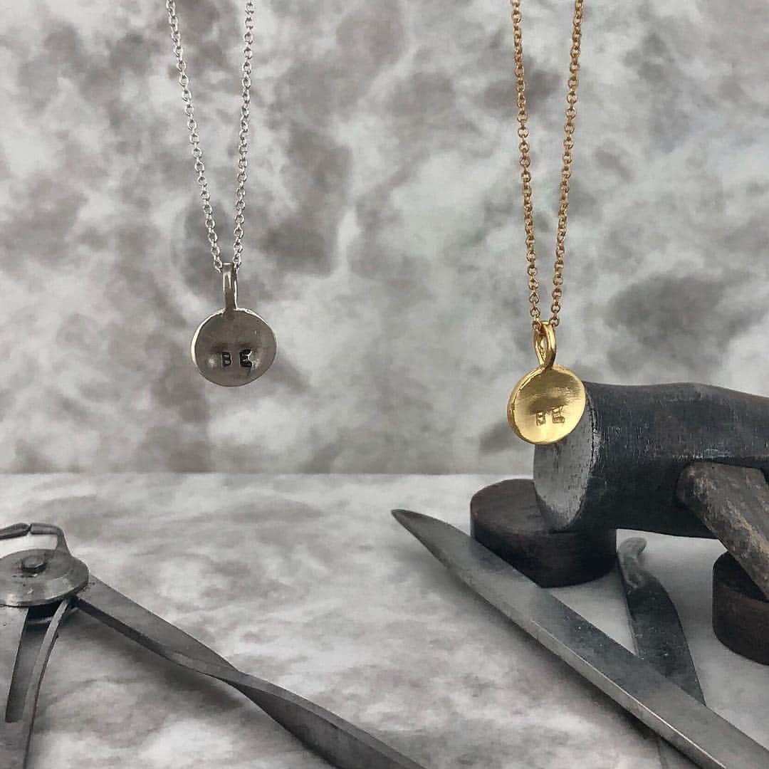b.u._accessoryのインスタグラム：「LION HEART Select『b.u.』 2009年アメリカ、ピッツバーグで誕生したインポートジュエリーブランド。. ブランド名には〝be you〝（あなたらしく）という意味がこめられています。. ハンドメイドで仕上げられた数々のモチーフにはストーリーがあり、ギフトアクセサリーやシェアアクセサリーとしてオススメです。. . .  #b.u. #ビーユー #necklace #ライオンハート #lionheart #アクセサリー #ハンドメイド #accessory #ユニセックス #zozo #家族 #ファミリー #ギフト #シルバー #ゾゾ #fashion #ファッション #プレゼント #pittsburgh #ゾゾタウン #ZOZOTOWN #silver925 #be #coin」