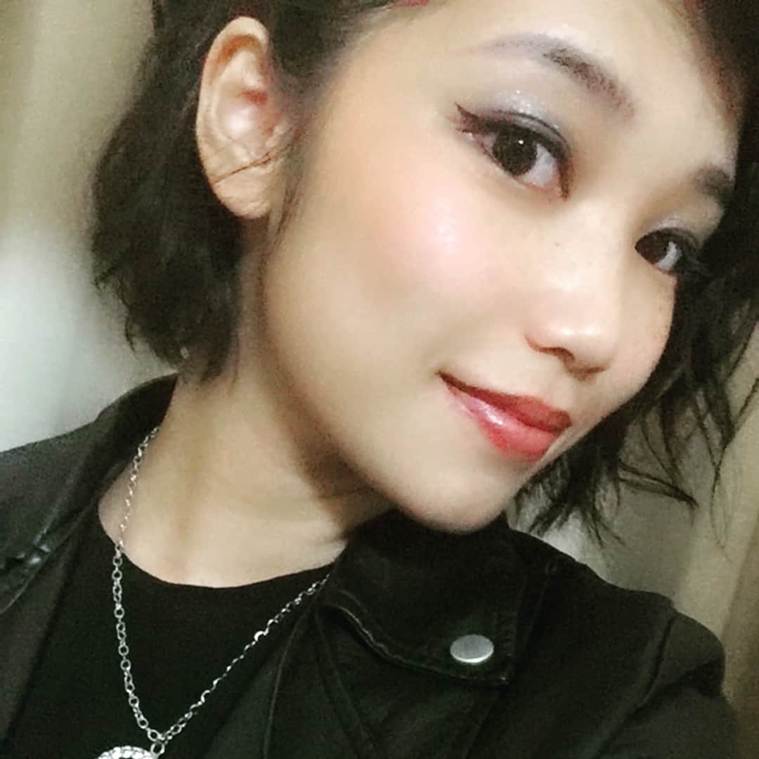 R!Nのインスタグラム：「進撃の巨人イベント . Gemieとして参加させていただきました。国際フォーラム！5000人。2部公演だったので、のべ1万人の前でオープニングから歌唱を務めさせていただき、今回は緊張というより、世界観にグッと入り込んで歌に込める激情を出せたパフォーマンスができました。 . ベルトルトとライナーのあのシーン。 わたしも思い出しながら歌っていました。 . エレンのあの叫びを。 歌で代弁するように。 心からの感情で歌いました。 . 嬉しいお声をいただけて本当に幸せです。ありがとうございます。 . 来年1月13日に劇場版も公開が決定し、予告編ではわたしが歌唱を務めさせていただいた楽曲を使用していただいてます。ぜひチェックしてね◎ . . あっという間で10月も終わり、 明日からは怒涛のライブラッシュ、そしてフィンランドでの世界大会が控えています。 . 気温もだんだん落ち、これからもっと寒くなりますがみなさんも体調にはお気をつけて元気でお過ごしくださいね。 . またお会いしましょう。 . #shingeki #進撃の巨人 #イベント #attackontitan #国際フォーラム #Gemie #澤野弘之 #sawanohiroyuki #hiroyukisawano #nZk #singer #artist #rock #punk #style #Halloween #happy #げみえ #音楽 #最高」