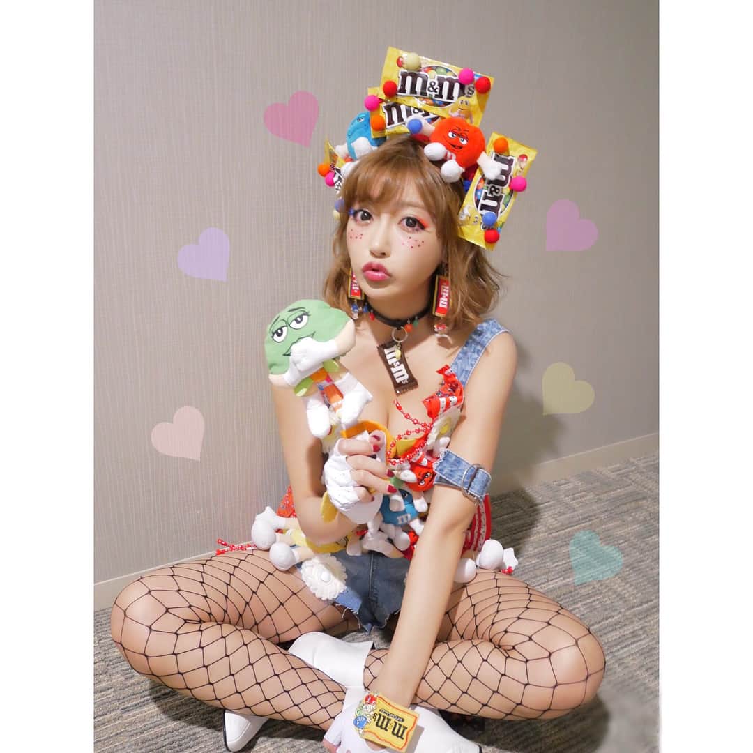 明日花キララのインスタグラム：「トリトリ🍭😈🍫 お菓子あげるよーー☁️🎃💚 . #trickortreat #halloween  #m&m's #キラハロ」