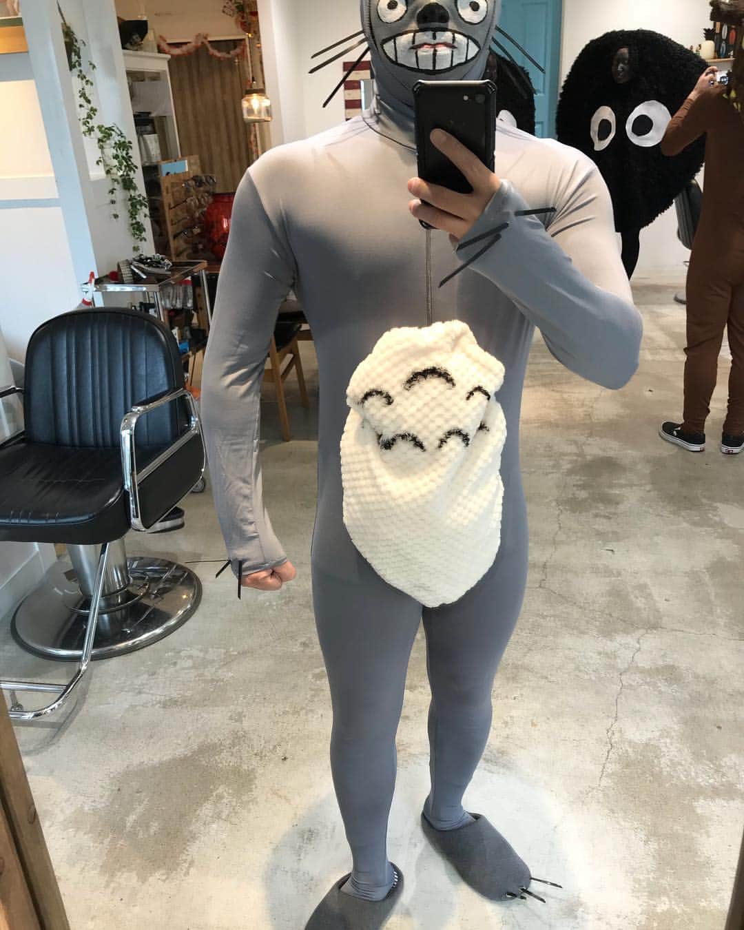 のインスタグラム：「今年の仮装営業はこちら！ naturaAolaniはジブリしばり！ ということでトトロを。トトロの解釈を間違えているとスタッフからは言われます(笑)  #halloween #naturaaolani #仮装  #ジブリ #となりのトトロ #gorohoshi #保志ゴロー」