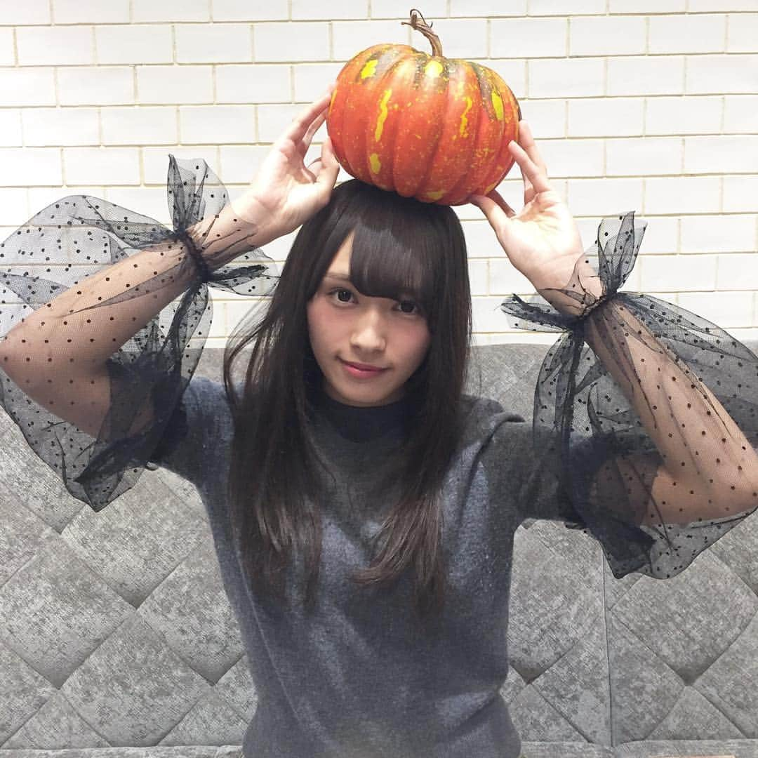 渡辺梨加さんのインスタグラム写真 - (渡辺梨加Instagram)「ハッピーハロウィン！ #渡辺梨加がお菓子を要求してくるに使っていいよ  #渡辺さんはチョコをご所望 #ジャック・オー・ランタン元々はカブだったらしい #カボチャだけど豆知識 #欅坂46 #渡辺梨加 #1st写真集」10月31日 15時50分 - berika_greece