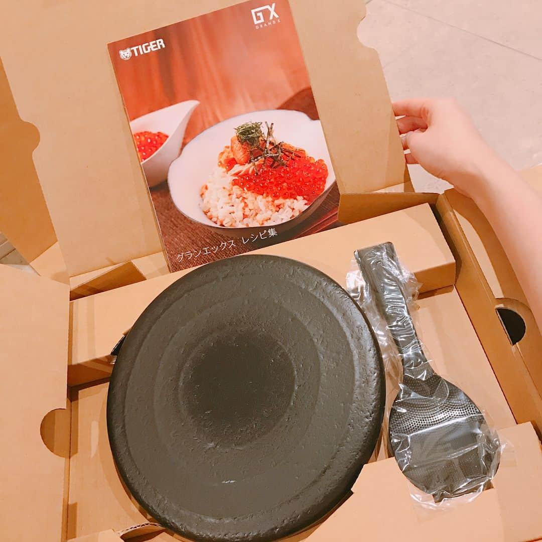 佐々木希さんのインスタグラム写真 - (佐々木希Instagram)「我が家に グランエックスが届いた時♡ 開ける作業物凄く胸が高まりました！ 風呂敷に包まれて…素敵✨  #グランエックス#GRANDX#炊飯器#タイガー」10月31日 18時24分 - nozomisasaki_official