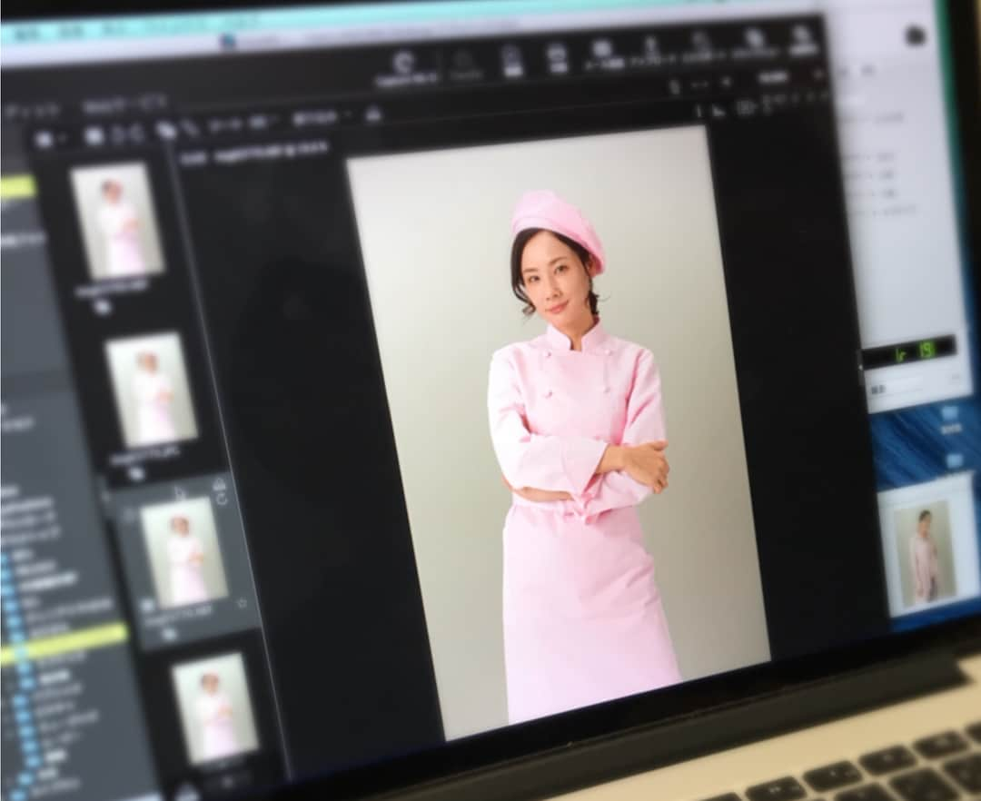 吉田羊さんのインスタグラム写真 - (吉田羊Instagram)「今日は、「ラブ×ドック」ポスター撮影。 パティシエ服、今年の5月振りに着たけど 既に懐かしい。観る人をちょこっと 大げさでなくちょこっと笑顔にする、 そんな素敵な映画になりますように。 来年公開、今しばらく待たれよ。 あと、コウノドリのLINEスタンプが 本日発売になりました。 小松もいるので 良かったらぽちっと。 #ハロウィンの仮装じゃないよ #パティシエ飛鳥 #親友は大久保さん演じる千種 #分かる人には分かる #クラッシュ・ギャルズ」10月31日 19時48分 - yoshidayoh_official