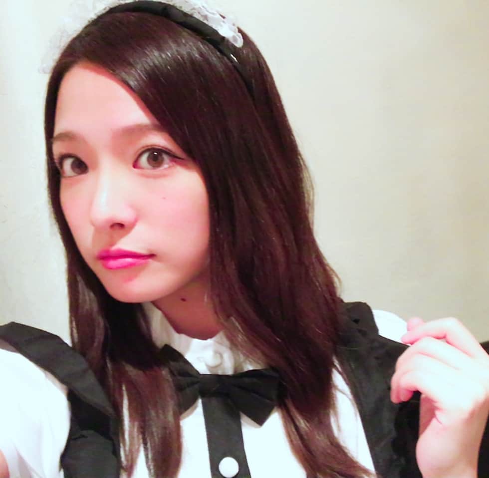 上田眞央のインスタグラム：「ハッピーハロウィンだぁー🎃 初めてまともな仮装したよ！笑 そしていつぶり？！ってぐらいにプリクラ撮ったよ💓 詐欺すぎておもしろいよ（笑）  #halloween  #ハロウィン  #仮装  #メイド  #ナース  #ジャスミン  #個性的」
