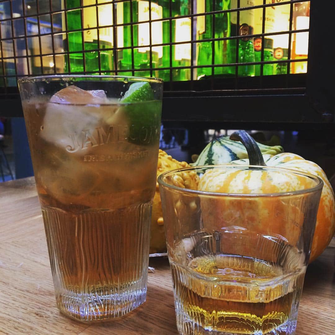 シモン・オクーのインスタグラム：「Sláinte 🥃 ! #Jameson #Whiskey #Cocktail #GingerLime #Halloween」