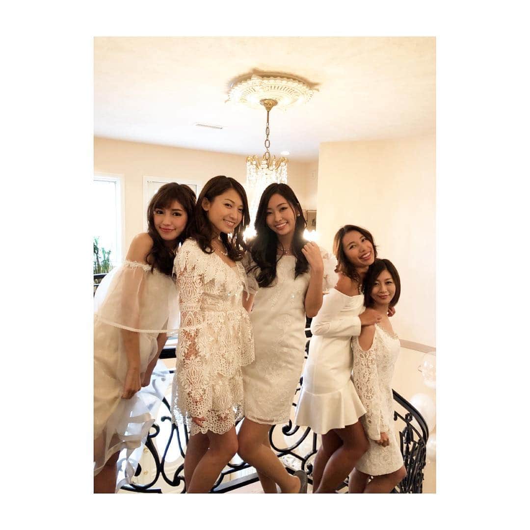 のインスタグラム：「〜ミリオンカラッツ〜 今日は美女たちとミリオンカラッツ様 @millioncarats_official の撮影をしてきたよ📷💓 あぁ、みんな天使か👼？ かわいい😍 洋服もかわい！欲しい！ 撮影しながらミリオンカラッツのサイトで服見ながら休憩してたw 素敵なスタジオだし最高すぎたー！✨ #5人でのお仕事募集中w #shooting #dresses #美女 #撮影 #洋服 #素敵 #ホワイトパーティー のよう！これから#クリスマスパーティー で着てみては？ #model #party」