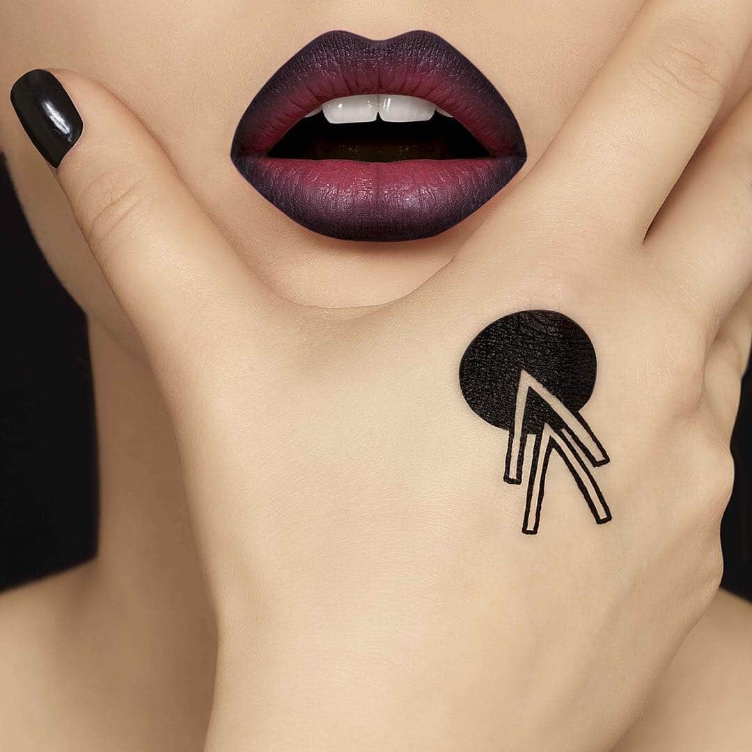 Yves Saint Laurent Beautyさんのインスタグラム写真 - (Yves Saint Laurent BeautyInstagram)「Go in sharp! DESSIN DES LEVRES LIP STYLER is ready to cut and carve out stunning lips! To get this look, blackout your lips by applying shade N°24 Gradation Black as a base then fill the center of your lips with TATOUAGE COUTURE shade N˚8. Blend the black into the red and voila! A chic and vampy look perfect for Halloween! #yslbeauty #makeup #beauty #lipstick #liquidmatte #tatouagecouture #heretostay #halloween #love #linkinbio」10月31日 22時15分 - yslbeauty