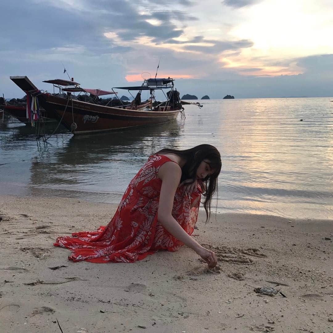 のインスタグラム：「まいちゅん写真集の旅(18) 写真集前半のサムイ島ロケ2日め。T he Libraryの赤いプールでの撮影を終え、メラティホテルに移動し、スイートルームで撮影。オトナなまいちゅんは、写真集でのお楽しみに！ 写真は初日の夕方、サンセットで、砂浜にタイ語で文字を書いているまいちゅん。何と書いているかは、たぶん発売されたらオールナイトニッポン0で話してくれるかと…。 #乃木坂  #新内眞衣  #タイ  #サムイ  #オールナイトニッポン０」