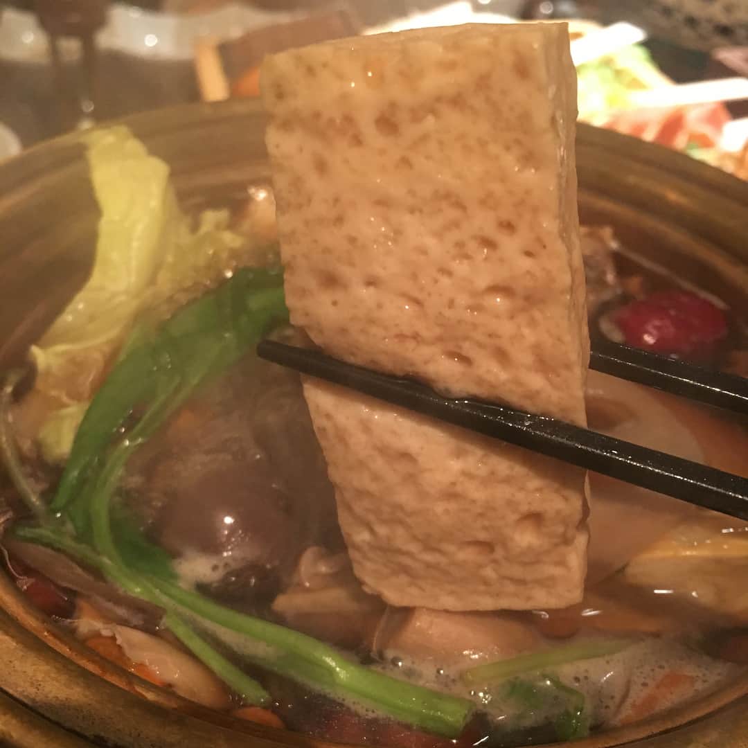 加藤紀子さんのインスタグラム写真 - (加藤紀子Instagram)「今夜は豆腐マイスター講座でお世話になった谷口ももよ先生と舟久保琴恵先生と‘美味しい物を食べよう’の会。 今が旬のキノコ、薬膳スパイスエキスの濃厚お出汁でお腹いっぱい堪能してきました。 中国豆腐もフカフカで美味しかったなぁ。 ローカロリーなのに食べ応え充分のキノコ、食べてて罪の意識減った〜  #豆腐マイスター」10月31日 23時19分 - katonoriko