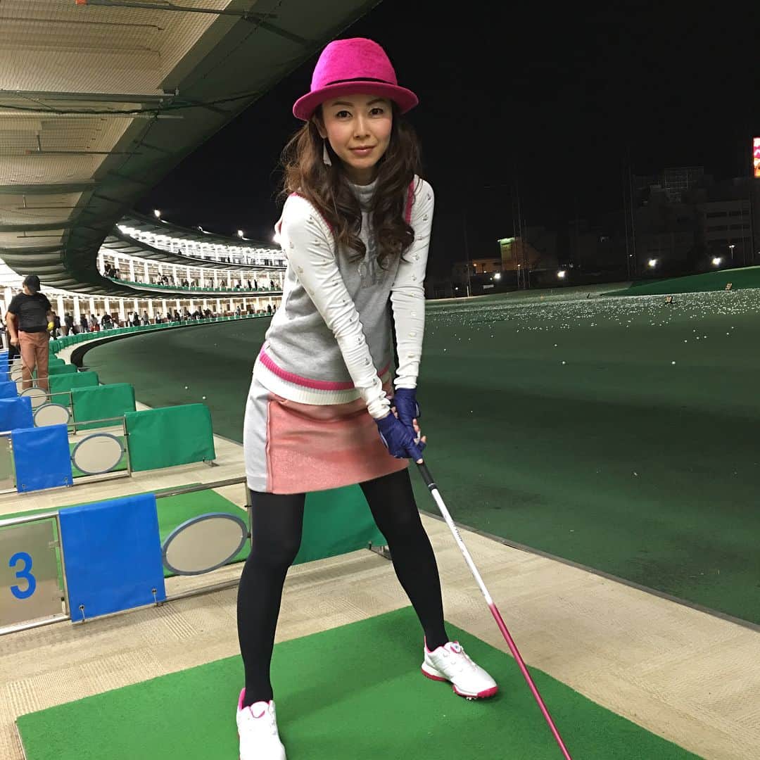 宮崎宣子さんのインスタグラム写真 - (宮崎宣子Instagram)「葛西へ打ちっ放し⛳️ 寒かったけど打ちまくったらぽっかぽか😊  #ゴルフ女子 #下手そうに見えて #180ヤードは飛ばします #アプローチは課題 #日差しないのに #帽子被る #スコアよりウェア #archivio #ドライバーが好き #葛西ロッテ #打ちっ放し #ああ楽しかった #人目は気にせず #我が道を往く #人生一度きり楽しまなきゃ #宮﨑宣子 #ゴルフ好きと繋がりたい #ゴルフ初心者」10月31日 23時30分 - miyazaki_nobuko
