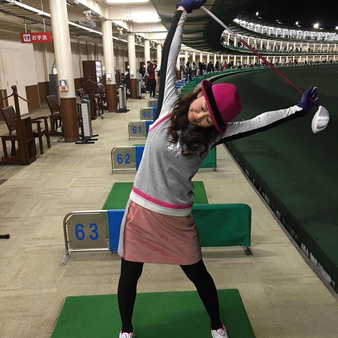 宮崎宣子さんのインスタグラム写真 - (宮崎宣子Instagram)「葛西へ打ちっ放し⛳️ 寒かったけど打ちまくったらぽっかぽか😊  #ゴルフ女子 #下手そうに見えて #180ヤードは飛ばします #アプローチは課題 #日差しないのに #帽子被る #スコアよりウェア #archivio #ドライバーが好き #葛西ロッテ #打ちっ放し #ああ楽しかった #人目は気にせず #我が道を往く #人生一度きり楽しまなきゃ #宮﨑宣子 #ゴルフ好きと繋がりたい #ゴルフ初心者」10月31日 23時30分 - miyazaki_nobuko