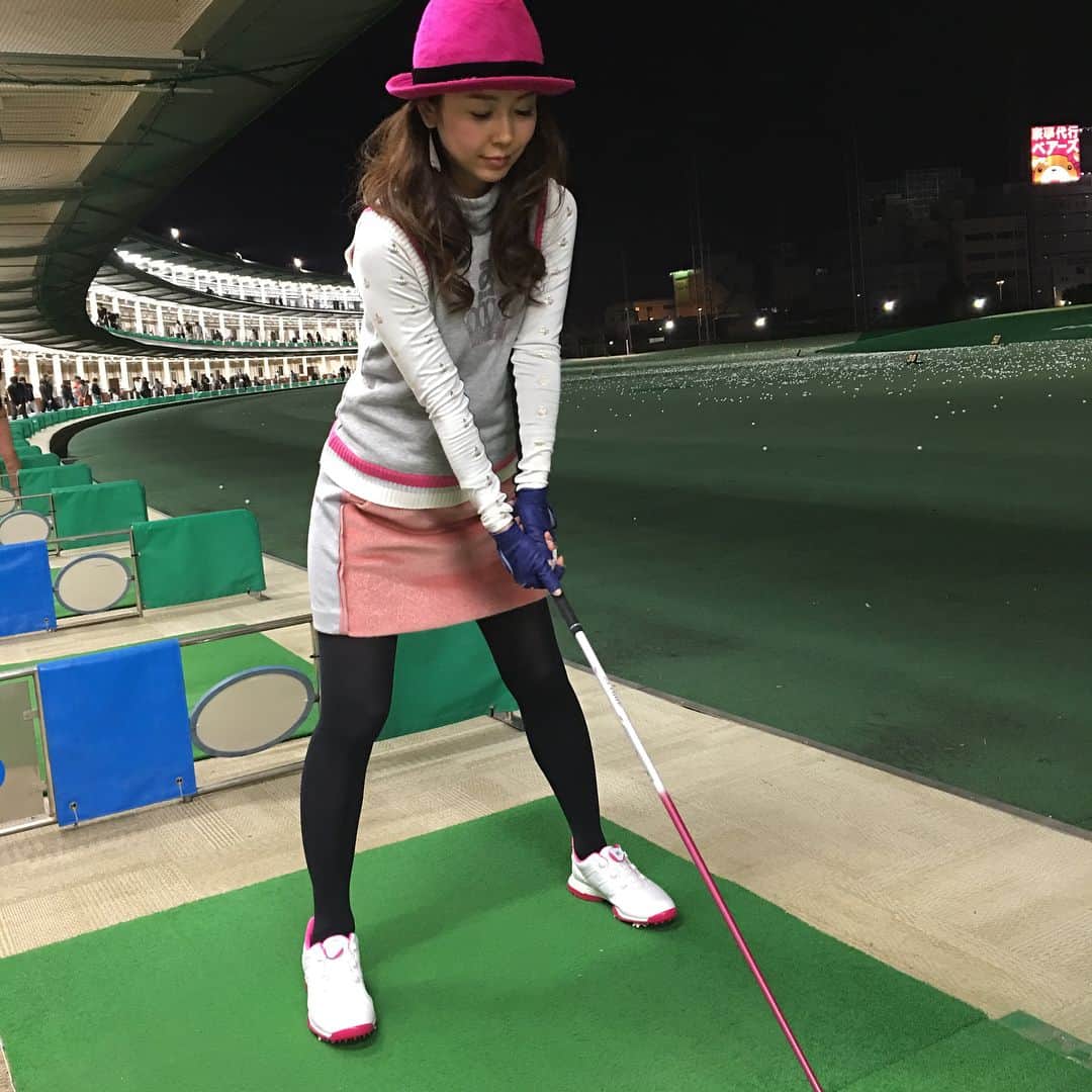 宮崎宣子さんのインスタグラム写真 - (宮崎宣子Instagram)「葛西へ打ちっ放し⛳️ 寒かったけど打ちまくったらぽっかぽか😊  #ゴルフ女子 #下手そうに見えて #180ヤードは飛ばします #アプローチは課題 #日差しないのに #帽子被る #スコアよりウェア #archivio #ドライバーが好き #葛西ロッテ #打ちっ放し #ああ楽しかった #人目は気にせず #我が道を往く #人生一度きり楽しまなきゃ #宮﨑宣子 #ゴルフ好きと繋がりたい #ゴルフ初心者」10月31日 23時30分 - miyazaki_nobuko