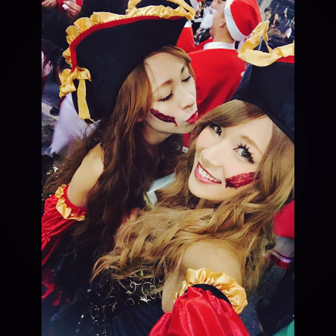 高橋由真さんのインスタグラム写真 - (高橋由真Instagram)「👻Halloween🎃 まいしゃんに誘われるままに今年も参加してきました(・ω・) . 今年の渋谷は去年なんか比べ物にならないくらいにカオスでした。 パリピはこれが楽しいのかと思うのと、自分とはかけ離れた人種だなぁと、思いました(・ω・)笑 . でもコスプレは楽しかった💋 今年はパイレーツな衣装⚓︎ ゆきぽよも一緒に写真撮ったよ♡ . 写真たくさん頼まれたけども自分たちの写真は全然撮れなかったぁあぁあ😭😭😭 悲しみ悲しみ悲しみ(´；ω；｀) . #Halloween #渋谷ハロウィン #渋谷 #パイレーツ #海賊 #ゆまち #ゆきぽよ #まいち #ゆまいち #コスプレ #疲れた #カオス #人混み #やばい」11月1日 0時28分 - yumachi1021