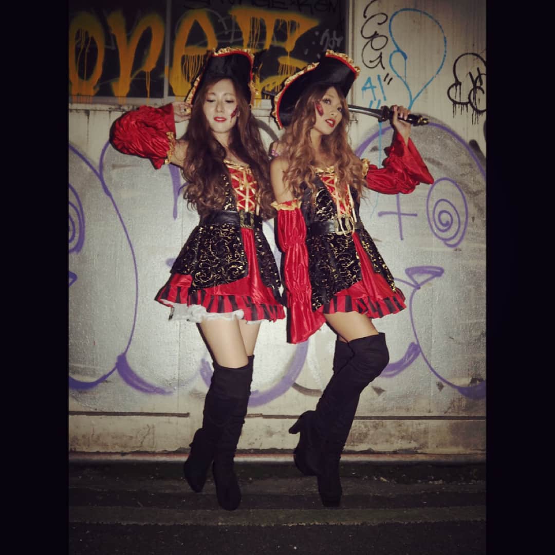 高橋由真さんのインスタグラム写真 - (高橋由真Instagram)「👻Halloween🎃 まいしゃんに誘われるままに今年も参加してきました(・ω・) . 今年の渋谷は去年なんか比べ物にならないくらいにカオスでした。 パリピはこれが楽しいのかと思うのと、自分とはかけ離れた人種だなぁと、思いました(・ω・)笑 . でもコスプレは楽しかった💋 今年はパイレーツな衣装⚓︎ ゆきぽよも一緒に写真撮ったよ♡ . 写真たくさん頼まれたけども自分たちの写真は全然撮れなかったぁあぁあ😭😭😭 悲しみ悲しみ悲しみ(´；ω；｀) . #Halloween #渋谷ハロウィン #渋谷 #パイレーツ #海賊 #ゆまち #ゆきぽよ #まいち #ゆまいち #コスプレ #疲れた #カオス #人混み #やばい」11月1日 0時28分 - yumachi1021