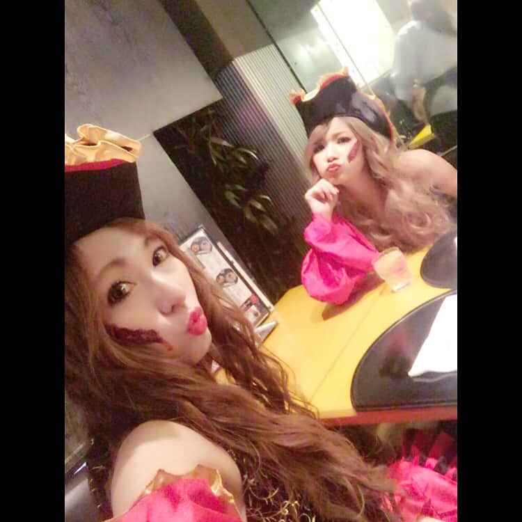 高橋由真さんのインスタグラム写真 - (高橋由真Instagram)「👻Halloween🎃 まいしゃんに誘われるままに今年も参加してきました(・ω・) . 今年の渋谷は去年なんか比べ物にならないくらいにカオスでした。 パリピはこれが楽しいのかと思うのと、自分とはかけ離れた人種だなぁと、思いました(・ω・)笑 . でもコスプレは楽しかった💋 今年はパイレーツな衣装⚓︎ ゆきぽよも一緒に写真撮ったよ♡ . 写真たくさん頼まれたけども自分たちの写真は全然撮れなかったぁあぁあ😭😭😭 悲しみ悲しみ悲しみ(´；ω；｀) . #Halloween #渋谷ハロウィン #渋谷 #パイレーツ #海賊 #ゆまち #ゆきぽよ #まいち #ゆまいち #コスプレ #疲れた #カオス #人混み #やばい」11月1日 0時28分 - yumachi1021