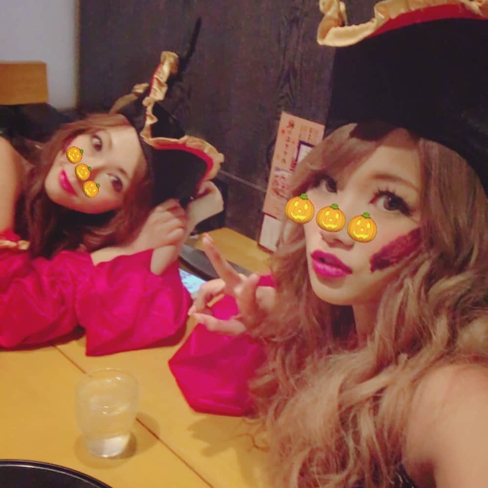 高橋由真さんのインスタグラム写真 - (高橋由真Instagram)「👻Halloween🎃 まいしゃんに誘われるままに今年も参加してきました(・ω・) . 今年の渋谷は去年なんか比べ物にならないくらいにカオスでした。 パリピはこれが楽しいのかと思うのと、自分とはかけ離れた人種だなぁと、思いました(・ω・)笑 . でもコスプレは楽しかった💋 今年はパイレーツな衣装⚓︎ ゆきぽよも一緒に写真撮ったよ♡ . 写真たくさん頼まれたけども自分たちの写真は全然撮れなかったぁあぁあ😭😭😭 悲しみ悲しみ悲しみ(´；ω；｀) . #Halloween #渋谷ハロウィン #渋谷 #パイレーツ #海賊 #ゆまち #ゆきぽよ #まいち #ゆまいち #コスプレ #疲れた #カオス #人混み #やばい」11月1日 0時28分 - yumachi1021