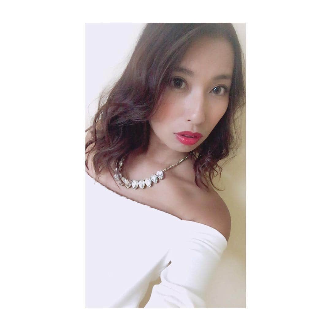 のインスタグラム：「〜早寝早起き〜 おはよう！21時に寝て今起きた… 早すぎ〜！部屋加湿してんのになんか喉と鼻の調子が悪くて起きた⚡️ あー、ミリオンカラッツのドレスかわゆ💓 ホワイトパーティーしたくなった🎉 #ミリオンカラッツ #ドレス #撮影 #かわいい #dressup #shooting #model #体調不良 #明日は #釣り #取材」